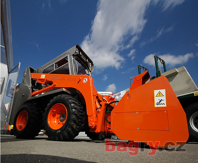 Smykem řízený nakladač Viktor Loaders Golem G03 byl poprvé představen veřejnosti