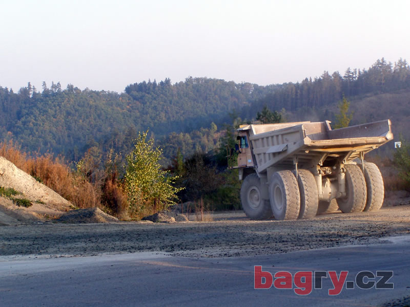 Dumper Cat 773B zajíždí do lomu