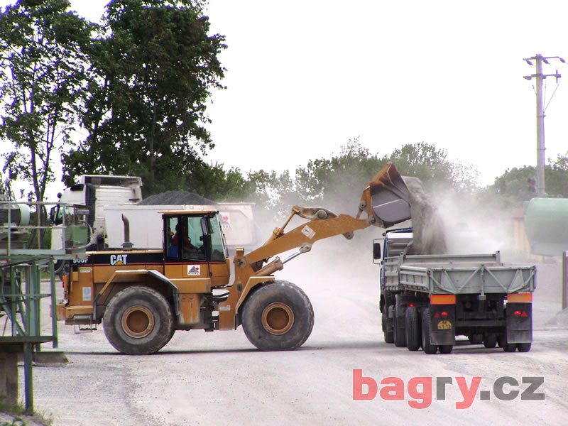 Nakladač CAT 966F nakládá liazku