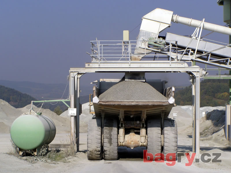 Vyvážení násypek dumperem CAT 773B