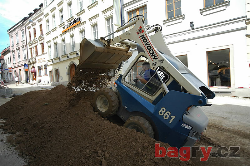 Novotný 861 kupí hlínu na Starobrněnské