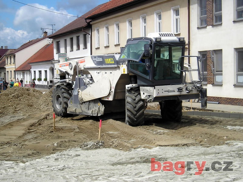 Zemní fréza Wirtgen WR 2000