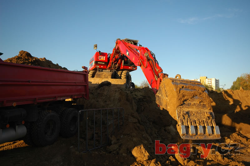 Caterpillar M315 - pohled na přídavný břit