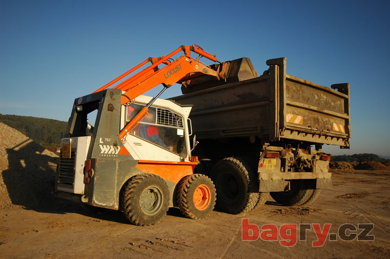 Locust L 752 nakládá T-148