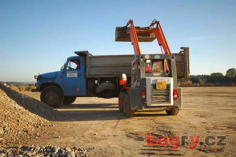 Locust L 752 nakládá T-148
