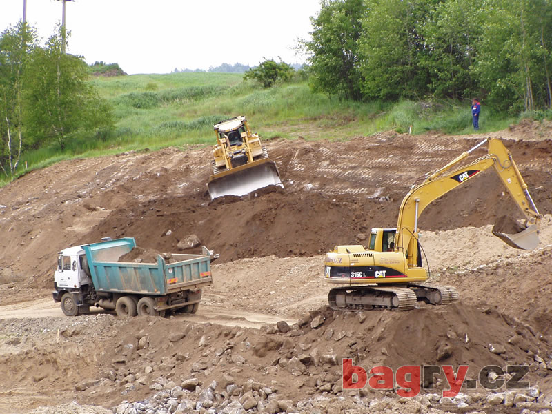 Buldozer Cat D6R, rypadlo Cat 315C a T 815