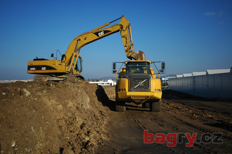 Caterpillar 325D L nakládá Volvo A30D