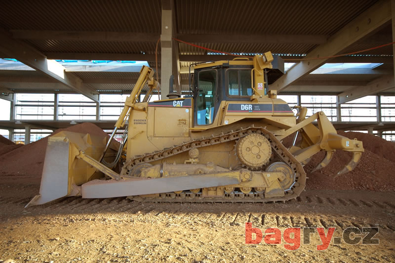 Dozer D6R XL schovaný pod střechou