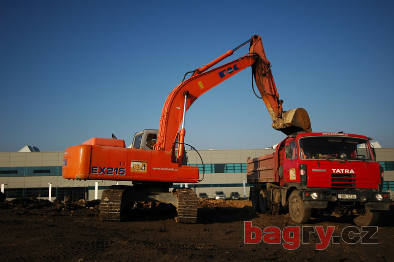 Fiat Kobelco EX215 nakládá Tatru T815