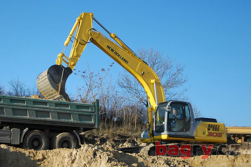 New Holland Kobelco E305