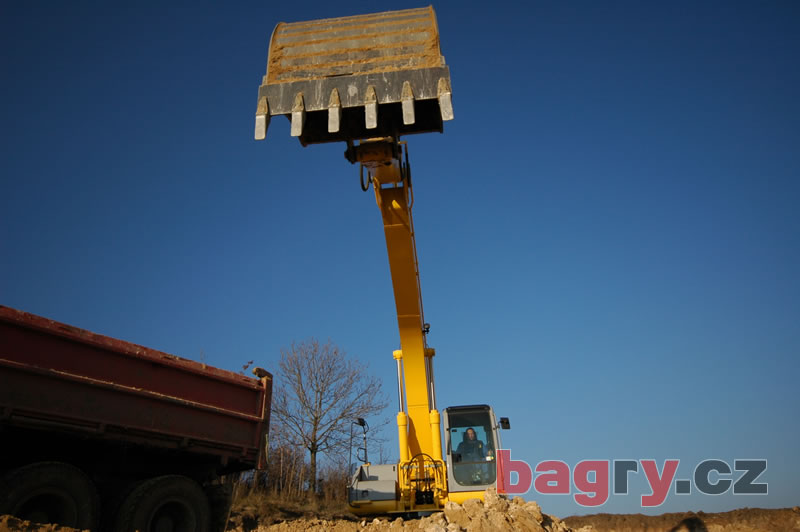 New Holland Kobelco E305