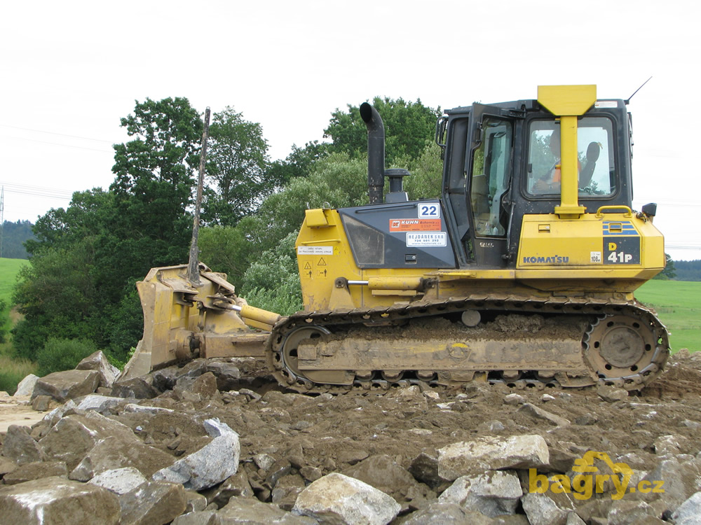 Dozer Komatsu 41P při urovnávání nové podkladní vrstvy