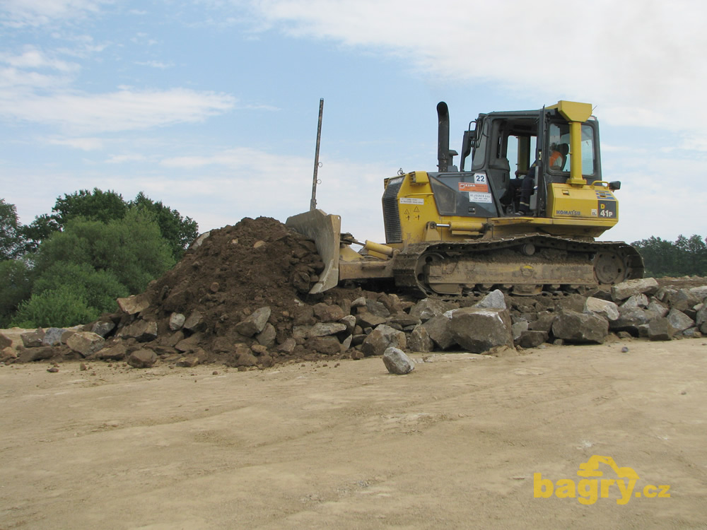 Dozer Komatsu 41P při urovnávání nové podkladní vrstvy