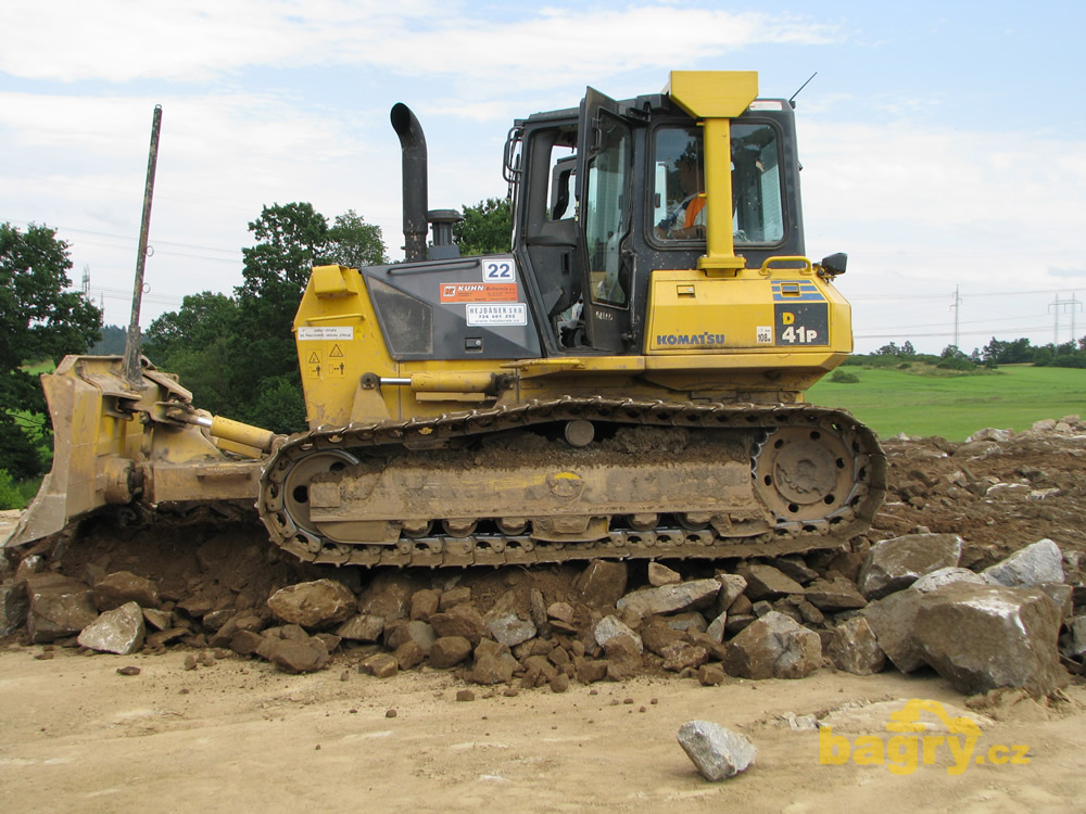 Dozer Komatsu 41P při urovnávání nové podkladní vrstvy