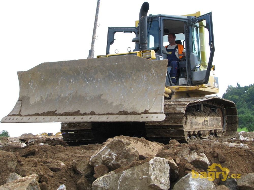 Dozer Komatsu 41P při urovnávání nové podkladní vrstvy