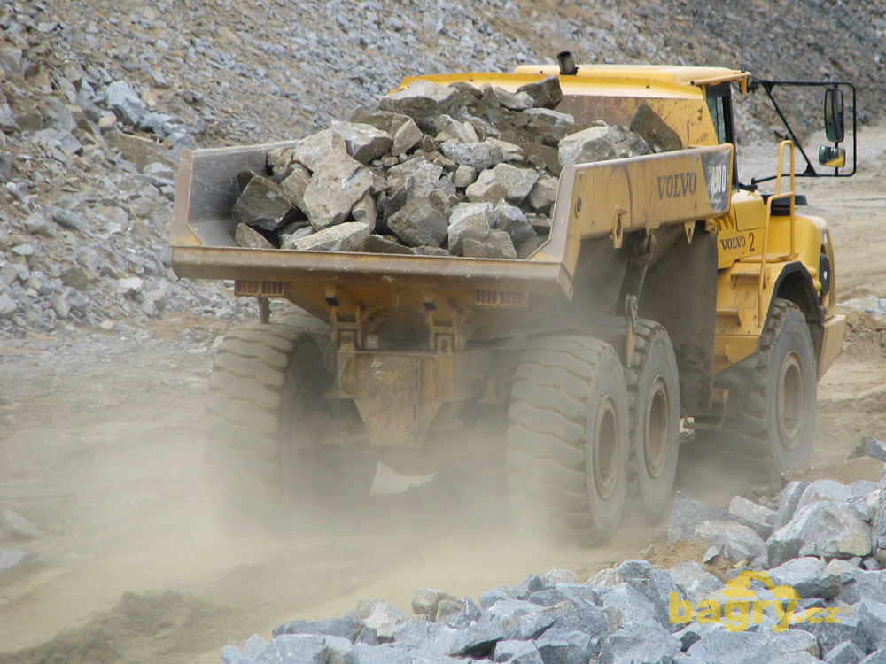 Kloubový dempr Volvo A30D při rozjezdu