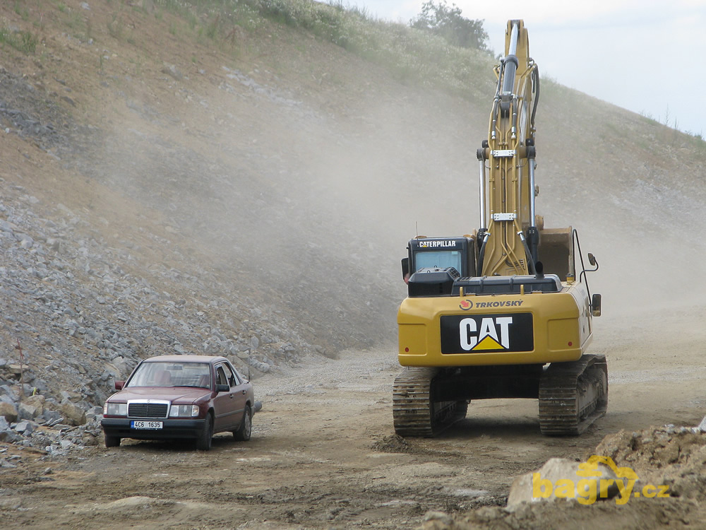 Mercedes není malé auto, ale Caterpillar by jistě vyhrál ))