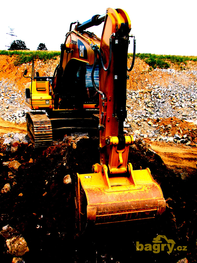 Pásové rypadlo Caterpillar 330D LN