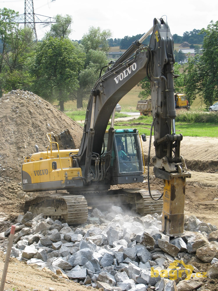 Pásové rypadlo Volvo EC360C L s bouracím kladivem