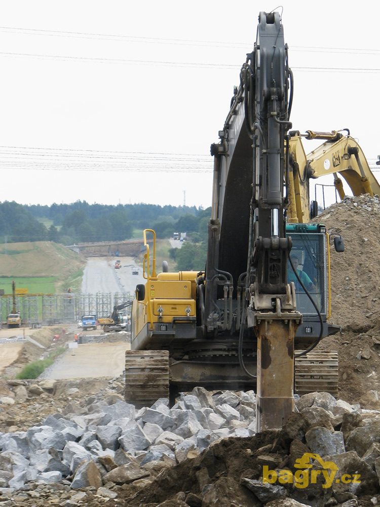Pásové rypadlo Volvo EC360C L s bouracím kladivem