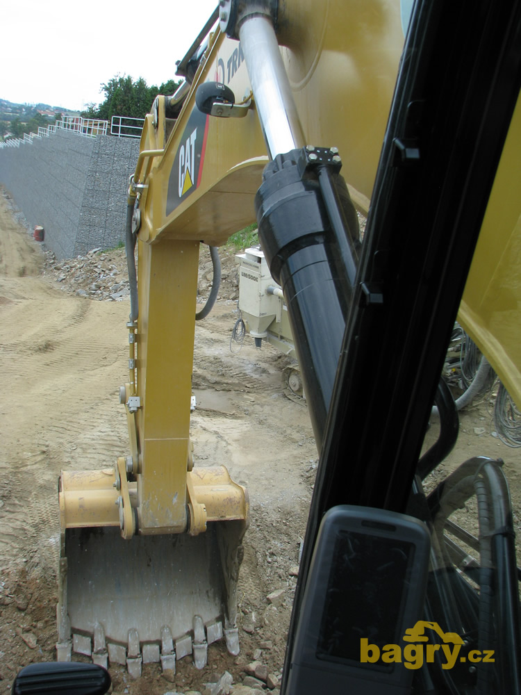 Pohled řidiče pásového rypadla Caterpillar 330D LN