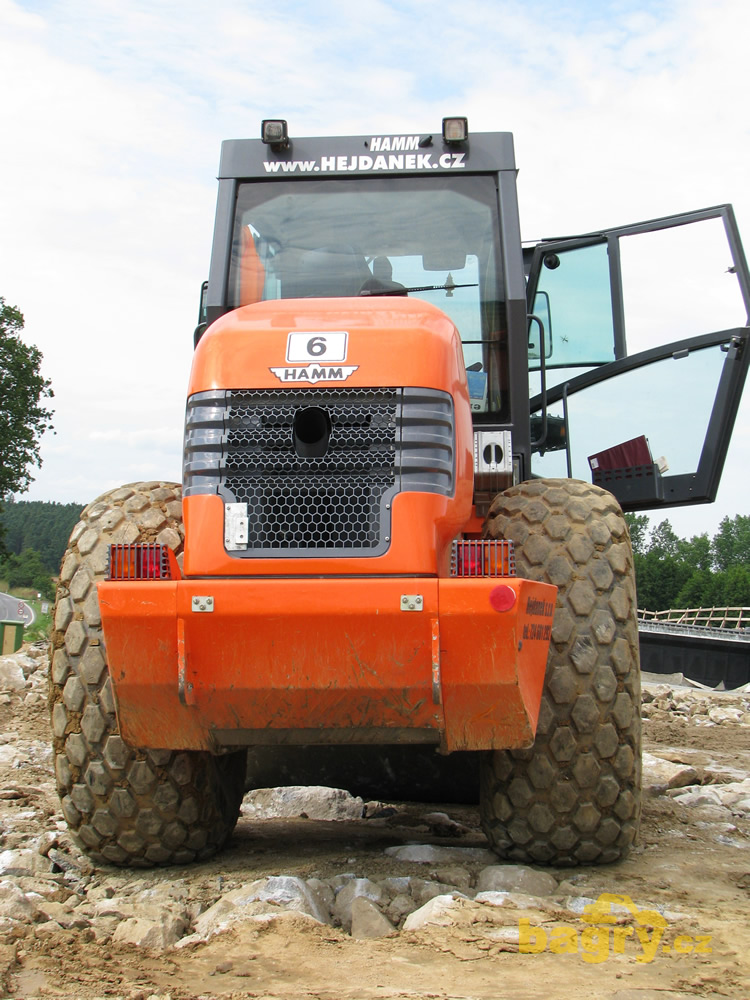 Válec Hamm Hammtronic 3414 při hutnění nové podkladní vrstvy