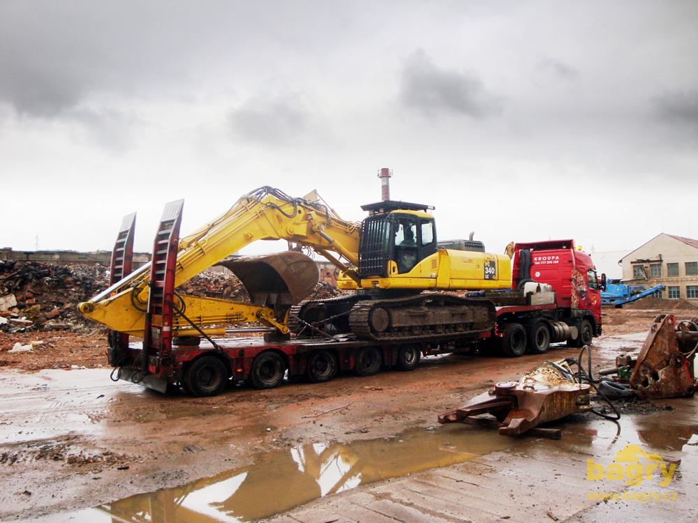 Demoliční pásové rypadlo Komatsu PC340LC na podvalníku