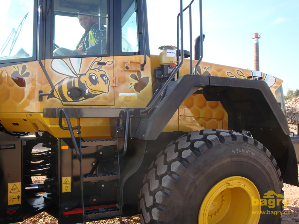 Kolový nakladač Komatsu WA430-6 - detail včeliček