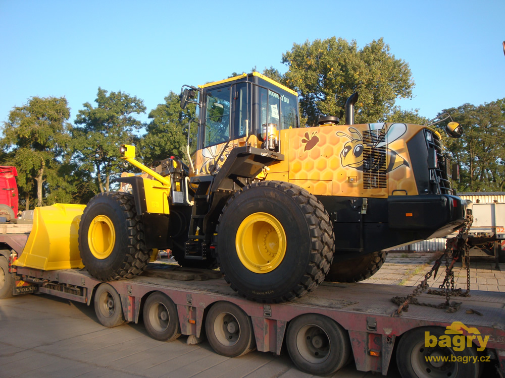 Kolový nakladač Komatsu WA430-6 na podvalníku