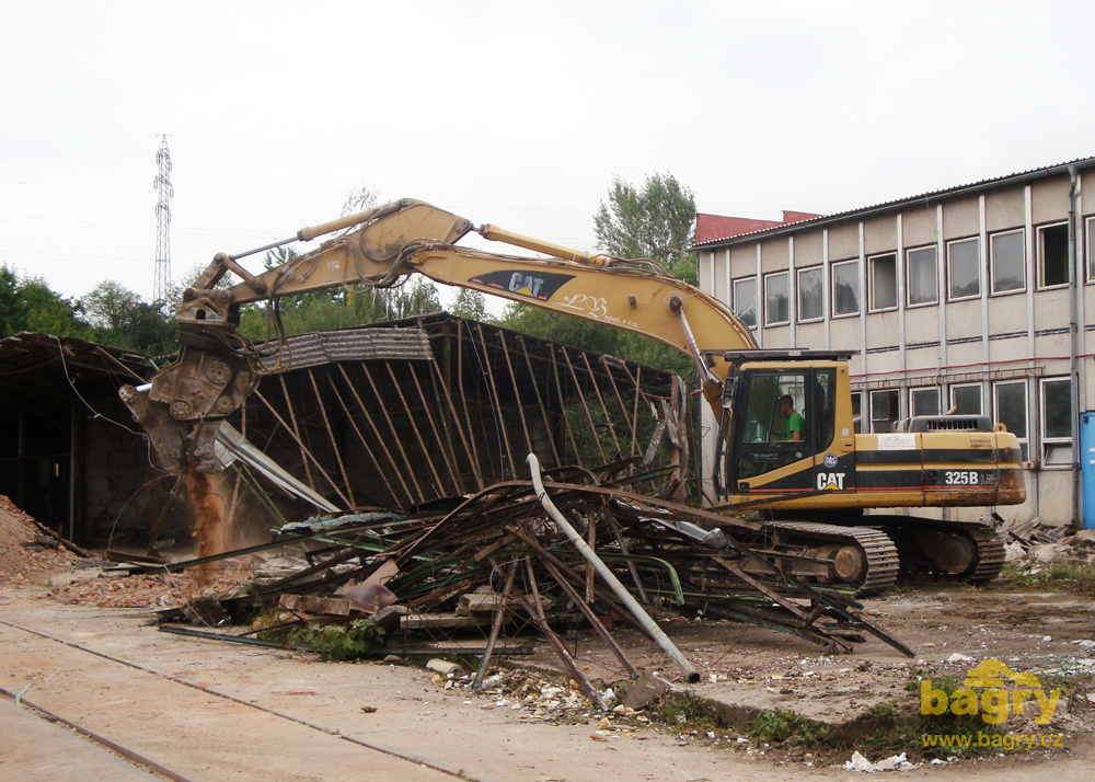 Pásové rypadlo Caterpillar 325B LN s nůžkami