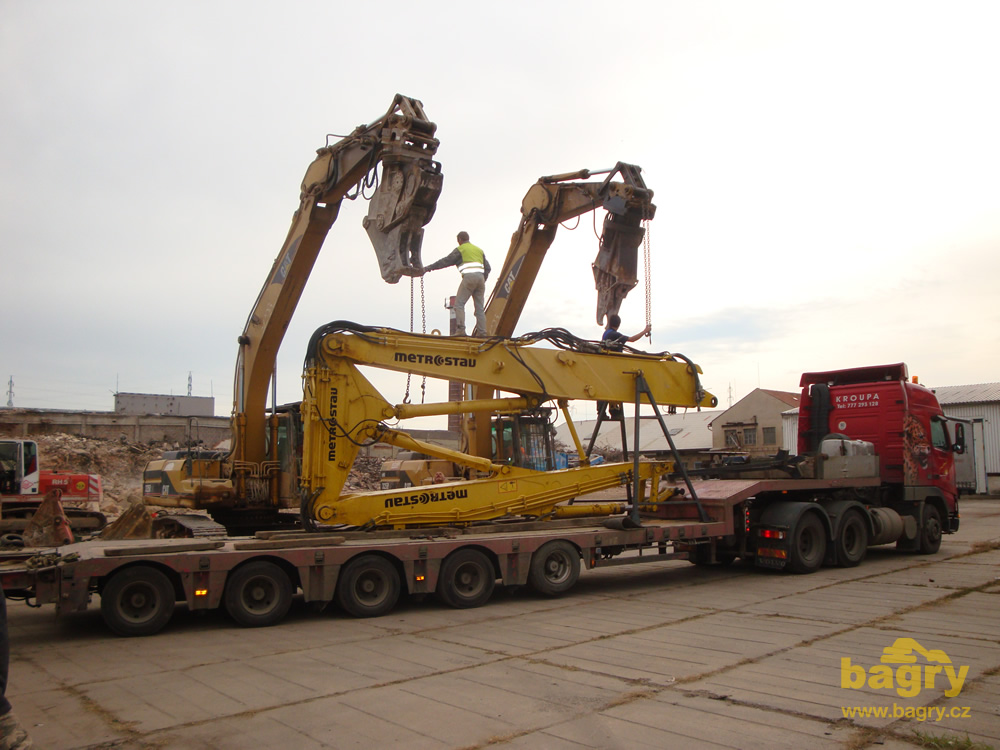 Skládání výložníku demoličního rypadla Komatsu PC340LC
