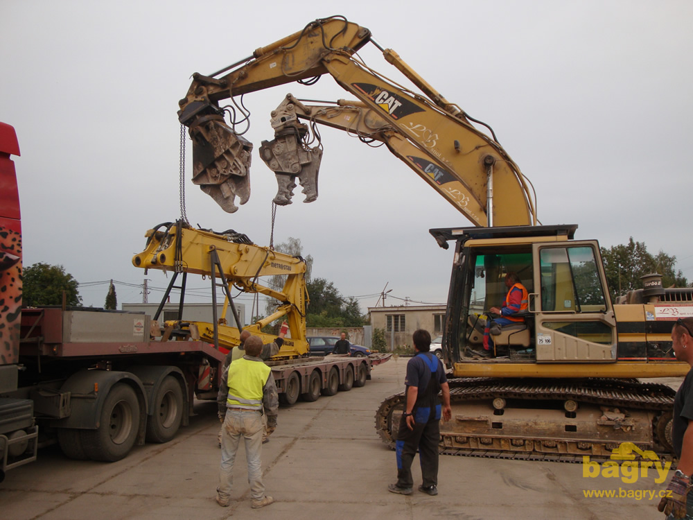 Skládání výložníku demoličního rypadla Komatsu PC340LC