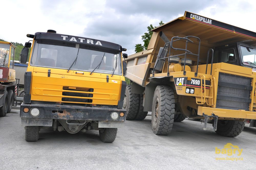 Nákladní vozidlo Tatra T-815 a pevný dempr Caterpillar 769D