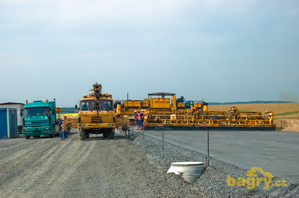 Autojeřáb AD20T a finišer - Skanska