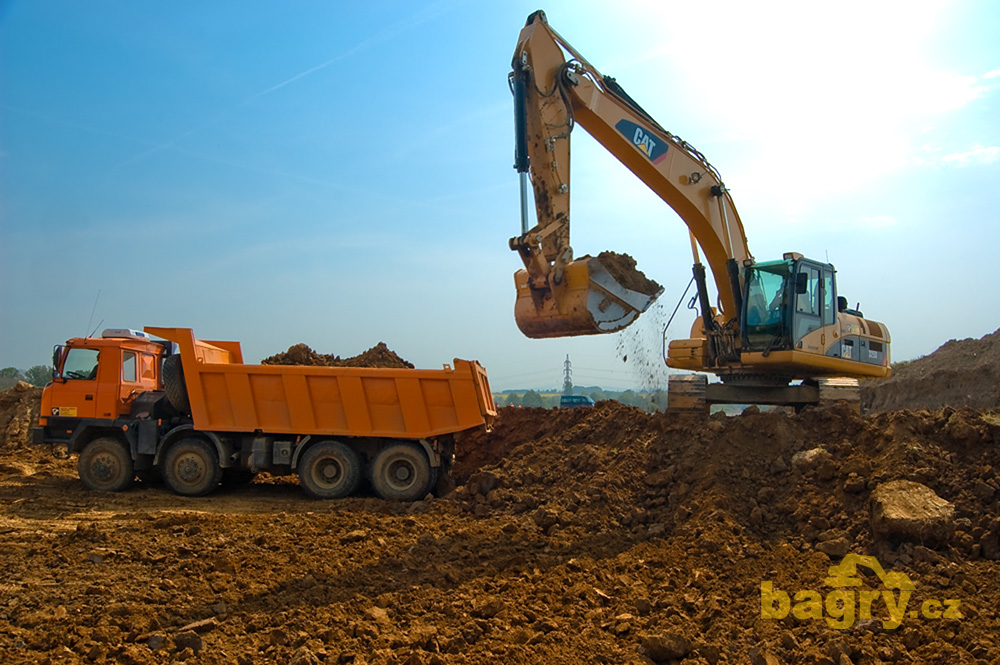 Pásové rypadlo Caterpillar 325D LN - Skanska