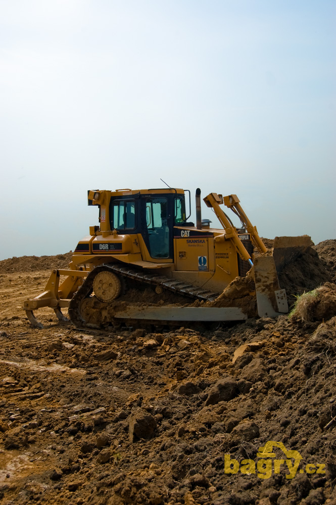 Pásový dozer Caterpillar D6R XL - Skanska