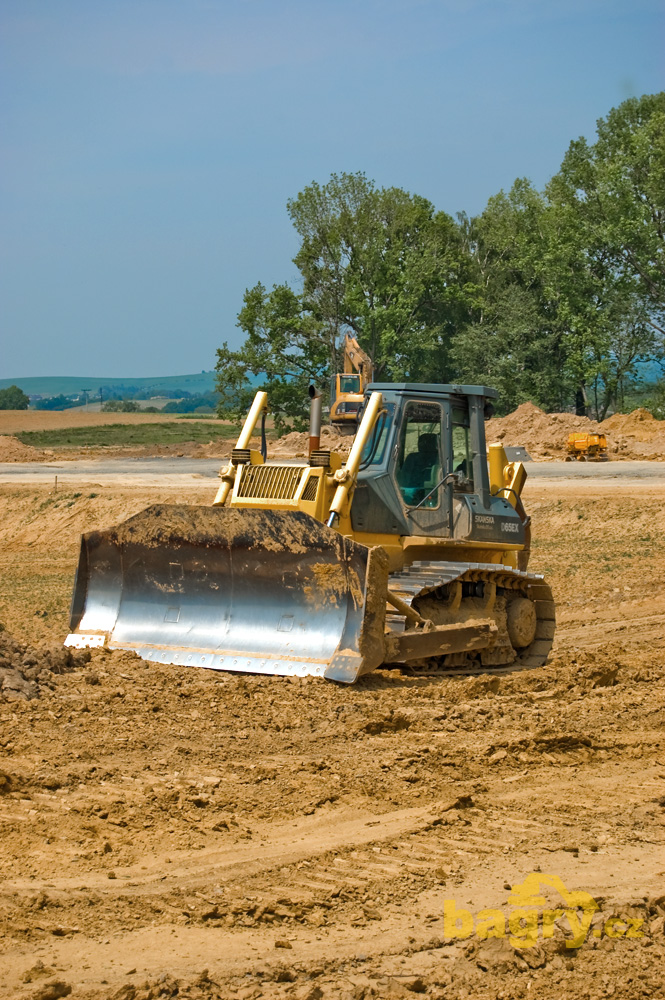 Pásový dozer Komatsu D65EX - Skanska