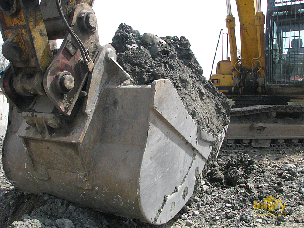 …chvíle klidu (pásové rypadlo JCB JS 260 XD)