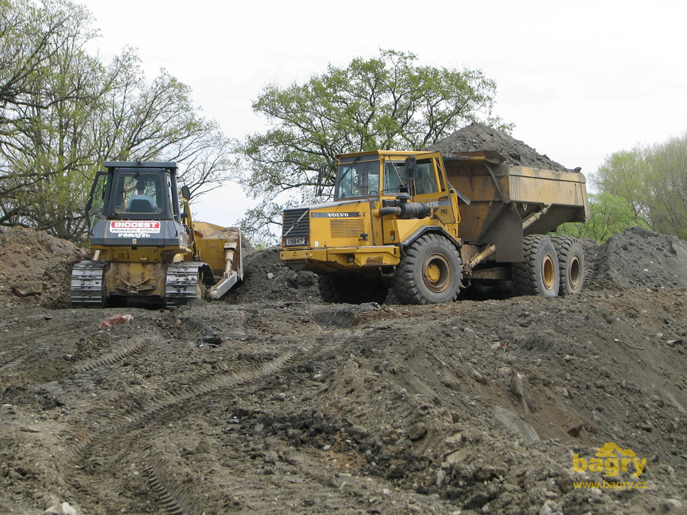 Dozer Komatsu D65 EX + kloubový dempr Volvo A25C