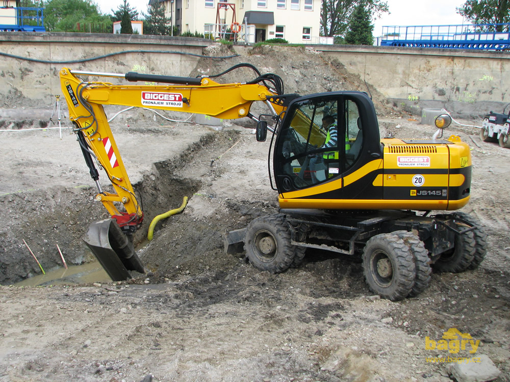Kolové rypadlo JCB JS145
