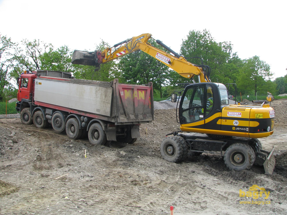 Kolové rypadlo JCB JS145 + nákladní vozidlo MAN