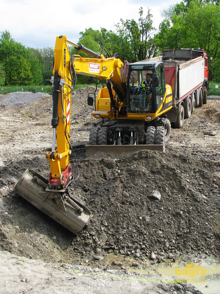 Kolové rypadlo JCB JS145 s hydraulicky polohovací platýrkou