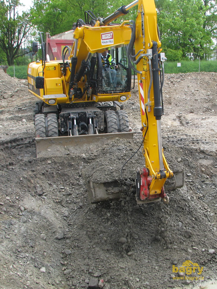 Kolové rypadlo JCB JS145 s hydraulicky polohovací platýrkou