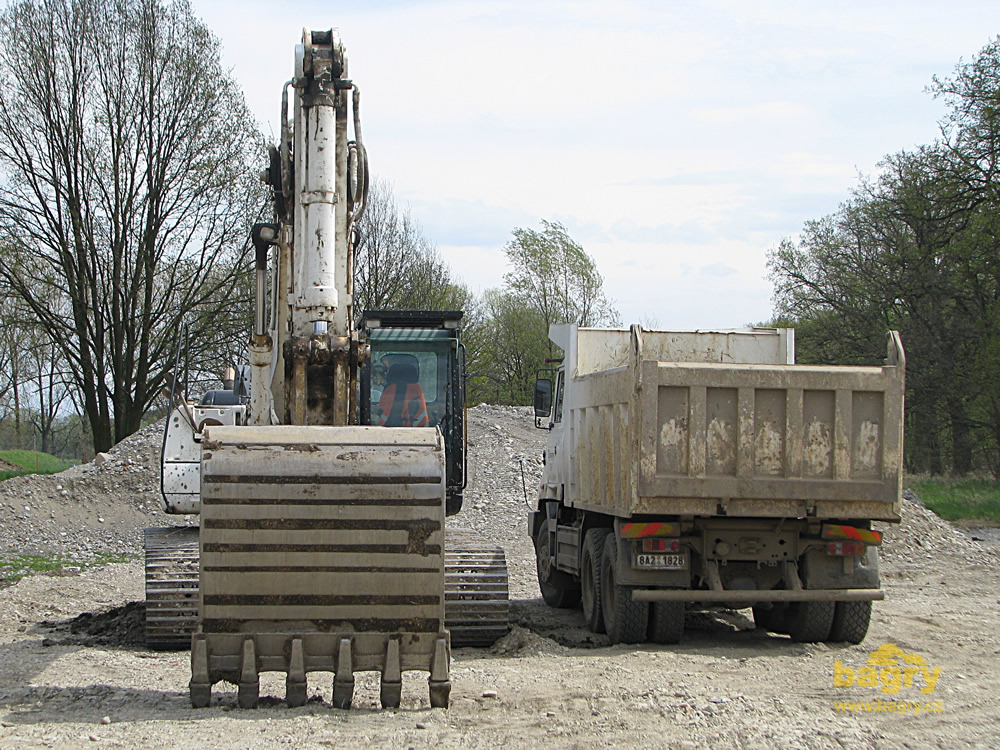 …těžká zbraň v záloze. (Caterpillar 330C LME + Tatra)
