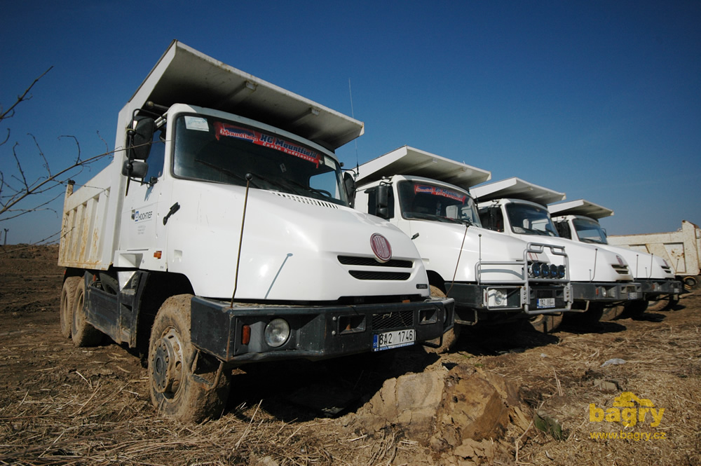 Zaparkované sklápěče Tatra T163 - Jamal