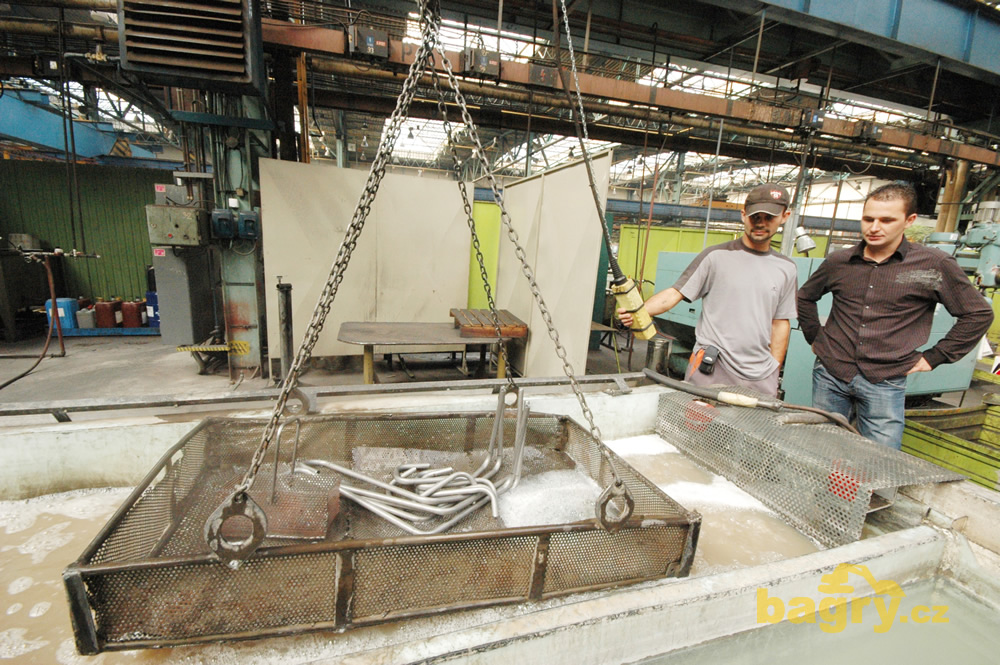 Odmašťování hydraulických trubek před svařováním