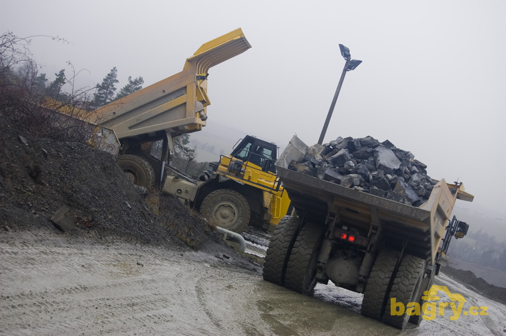 Dvakrát Komatsu HD 405
