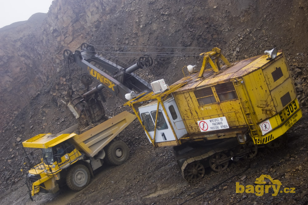 Unex E-303 a Komatsu HD405