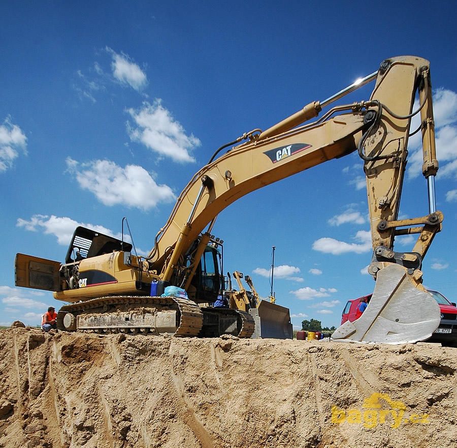 Pásové rypadlo Caterpillar 330C LME při provádění pravidelné výměny olejů