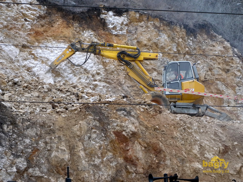 Kráčející rypadlo Menzi Muck A71 s kladivem